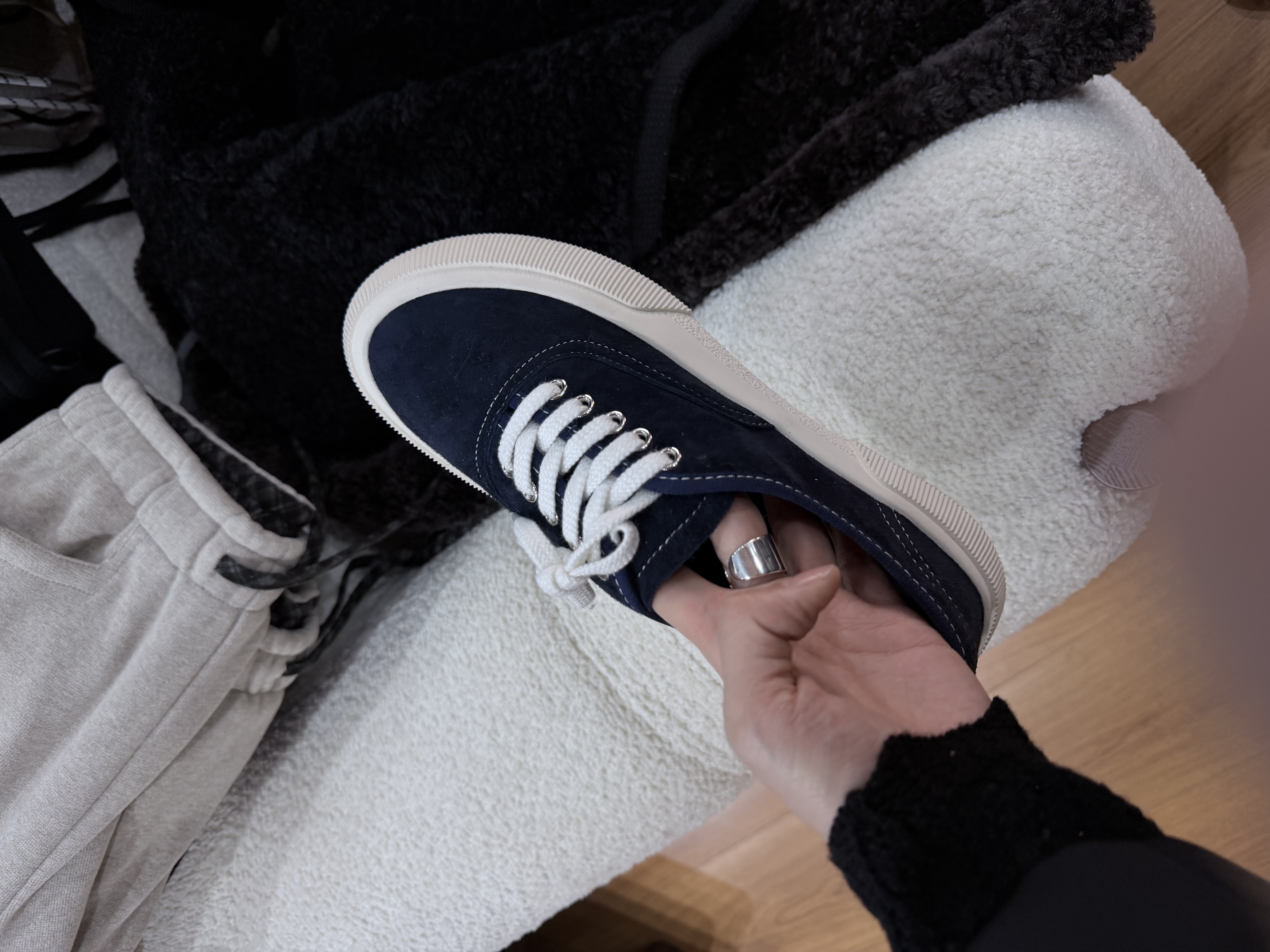 月月 2025冬季新款小众设计高级感休闲板鞋 2512C9008