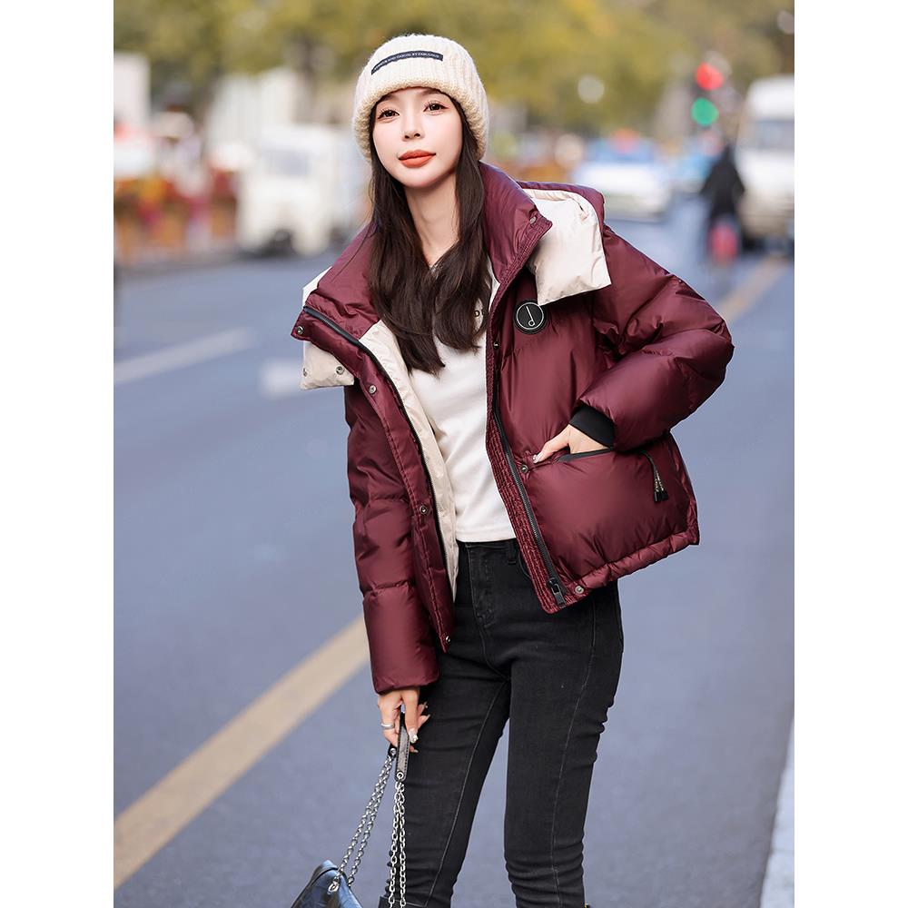elle对比色绗缝羽绒服女子短冬2025新款今年流行的连帽面仙气飘飘