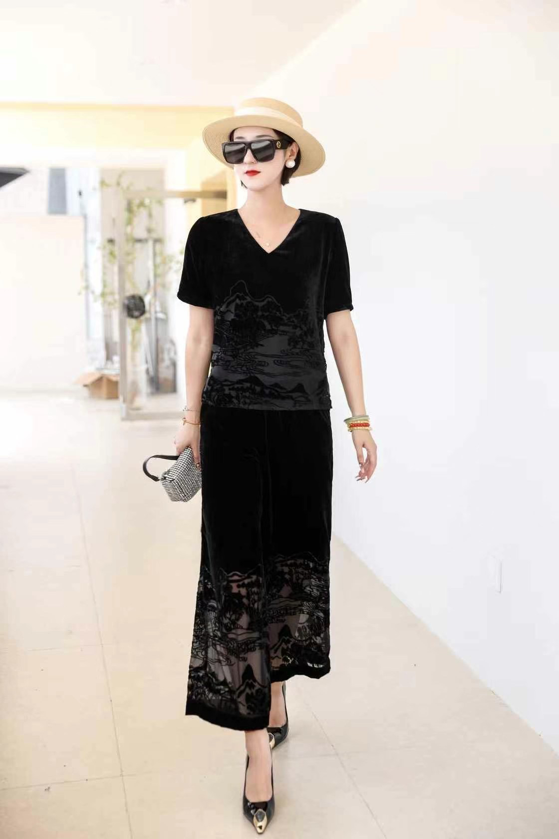 夏季时髦气质大方圆领短袖V领丝绒上衣搭配长裤套装