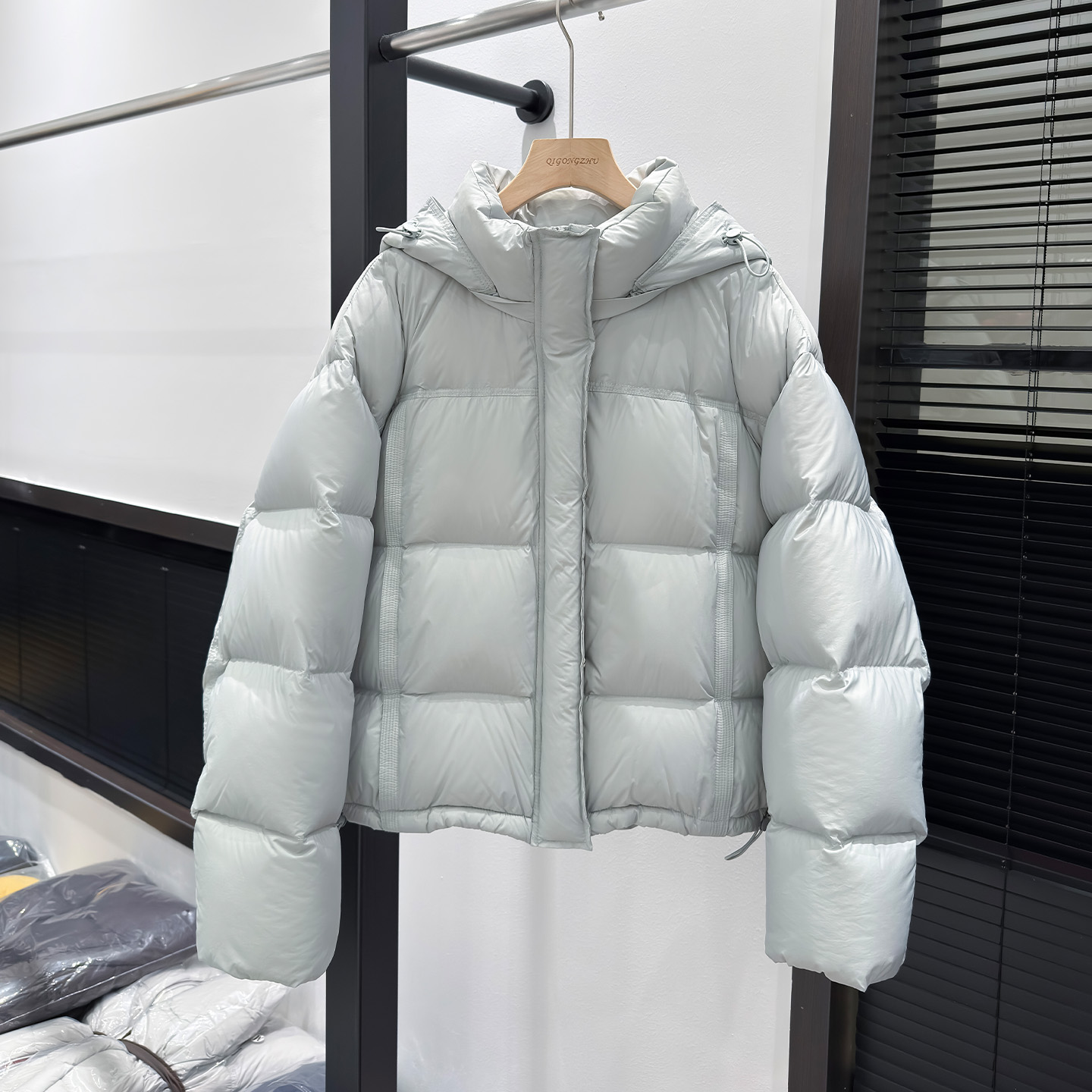 90白鸭绒可脱卸帽羽绒服女短款加厚面包服2025新款冬季外套羽绒衣