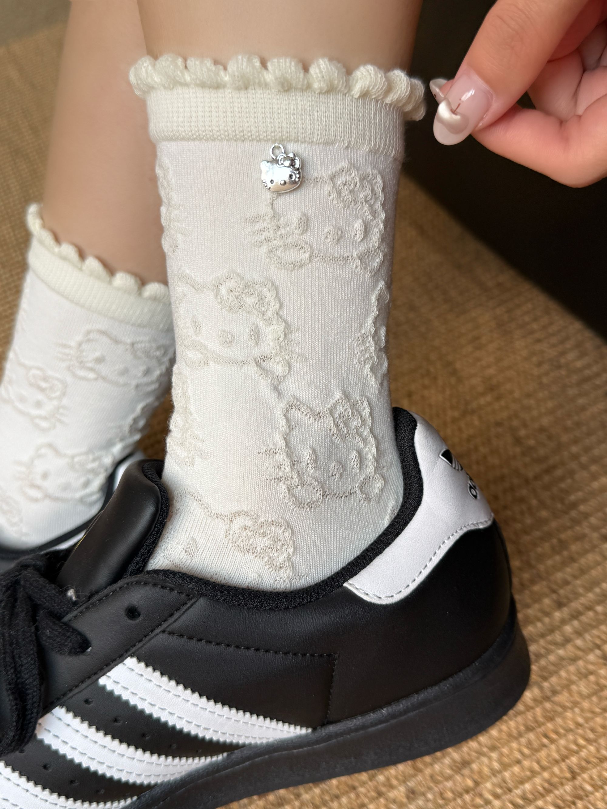 Hello Kitty袜子女花边堆堆袜卡通Kitty吊坠棉袜可爱春秋季中筒袜