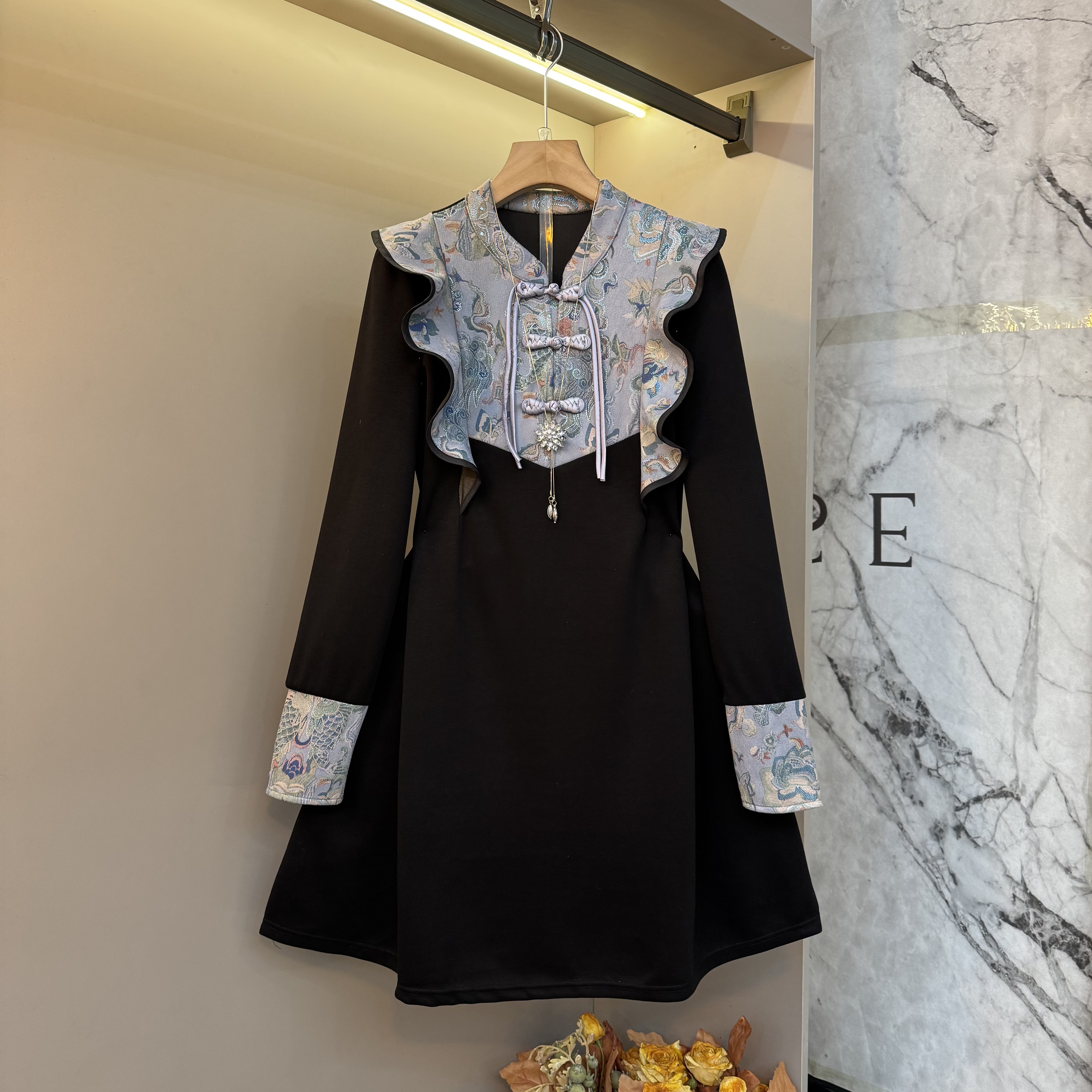 2025时尚气质国风盘扣大码秋冬新中式胖mm设计感显瘦连衣裙426