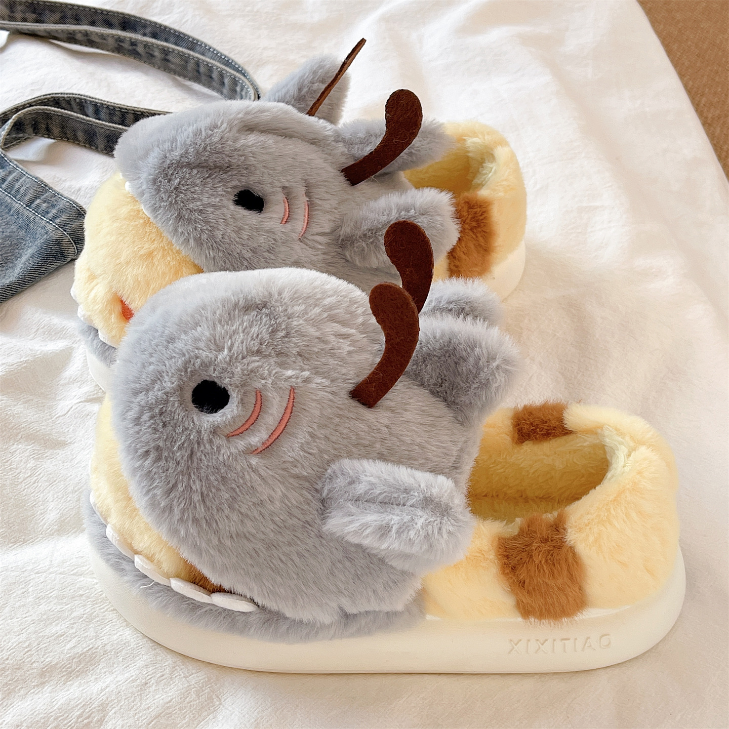 趣味可爱鲨帽蜜蜂棉拖鞋女冬季居家室内毛绒保暖防滑学生包跟棉鞋