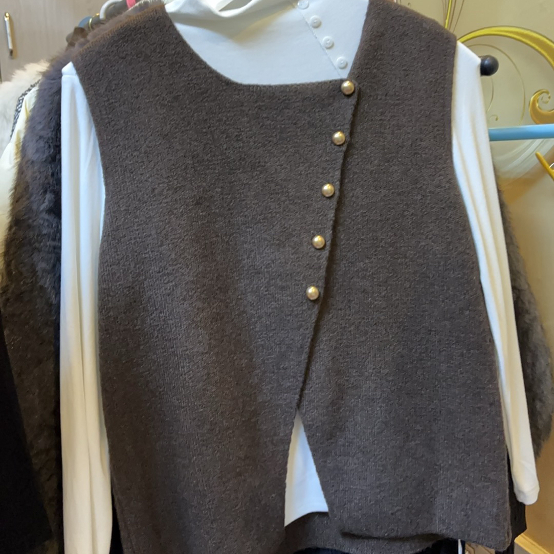 毛呢马甲与针织衫通勤轻熟叠穿搭配