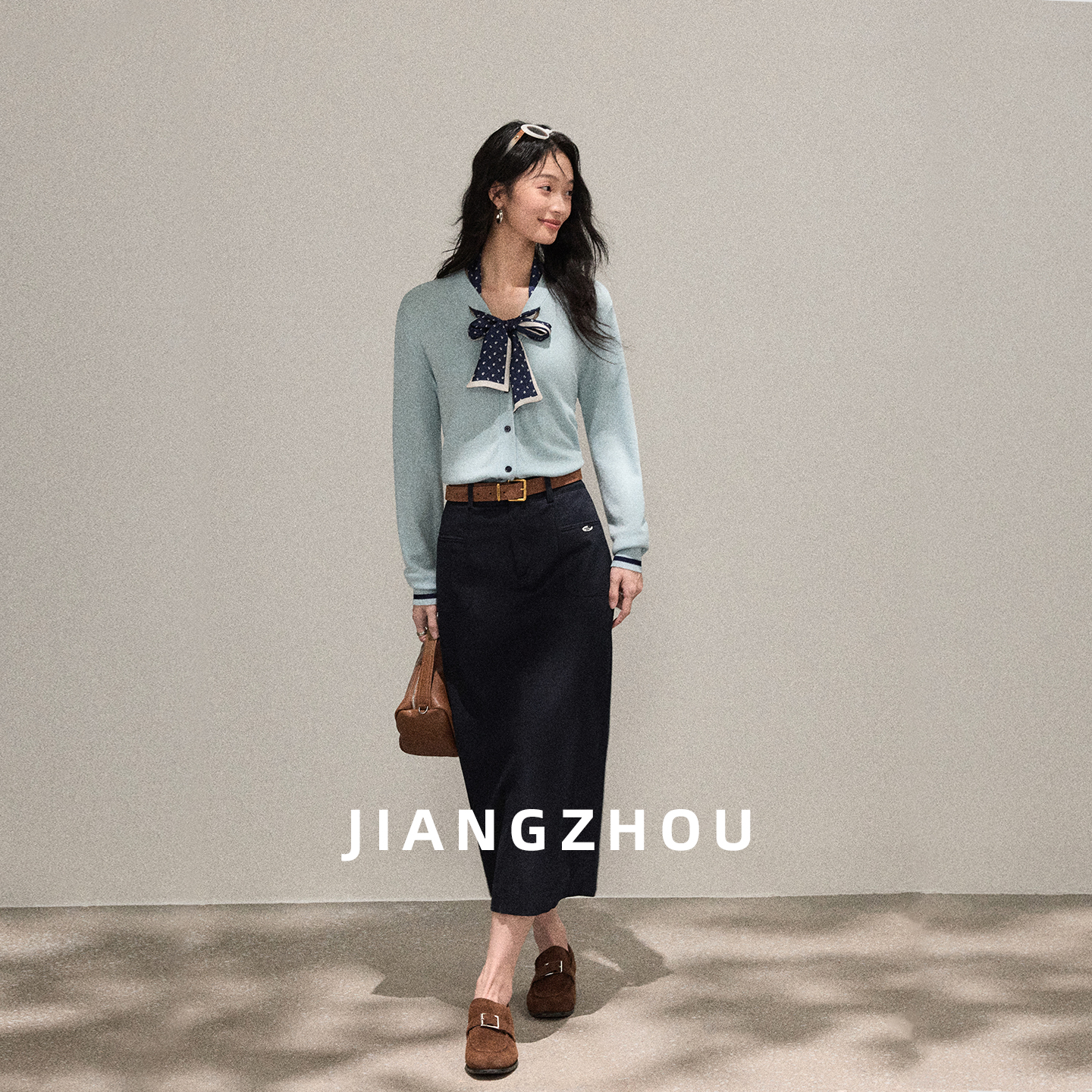 江洲【慧诗】早秋新款时尚风精致的多用丝巾设计款长袖羊毛毛织上衣