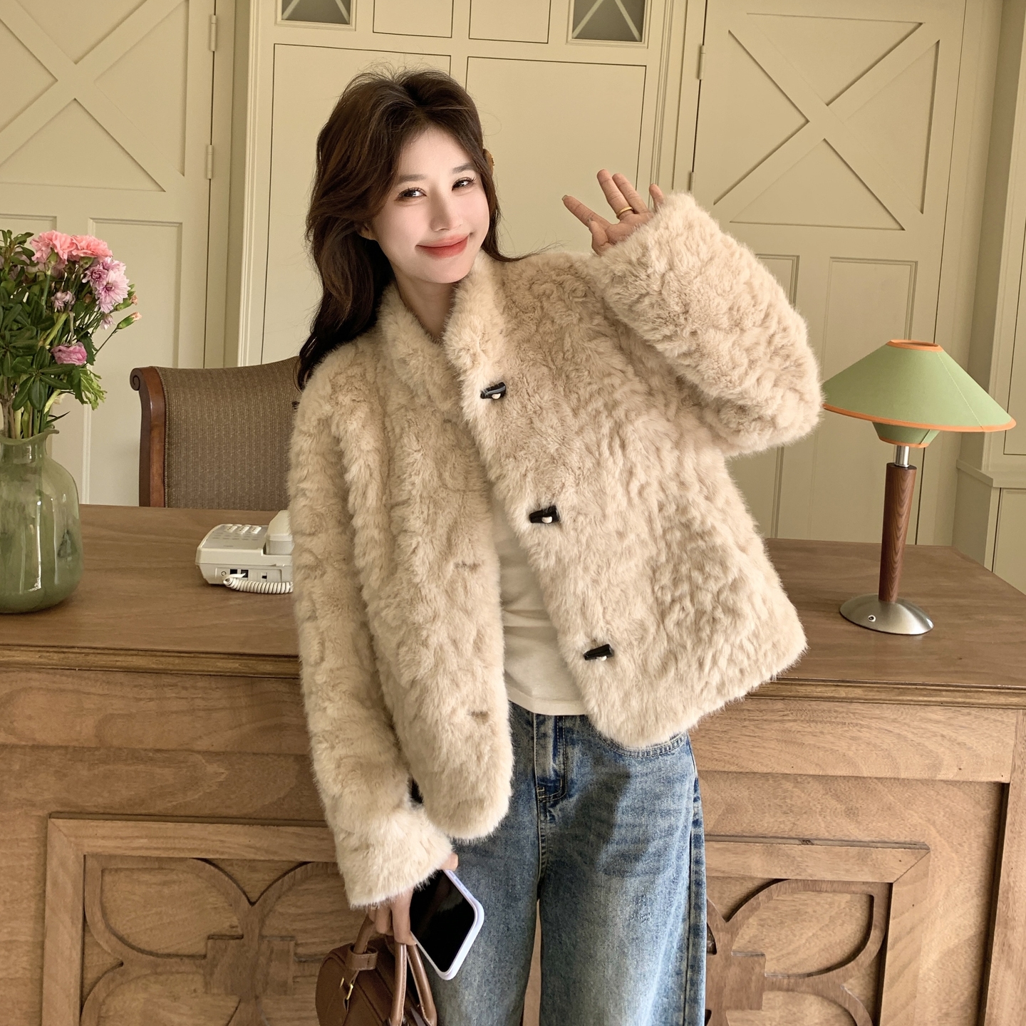 温柔风甜美羊羔毛皮毛一体上衣女冬季新款立领保暖短款牛角扣外套