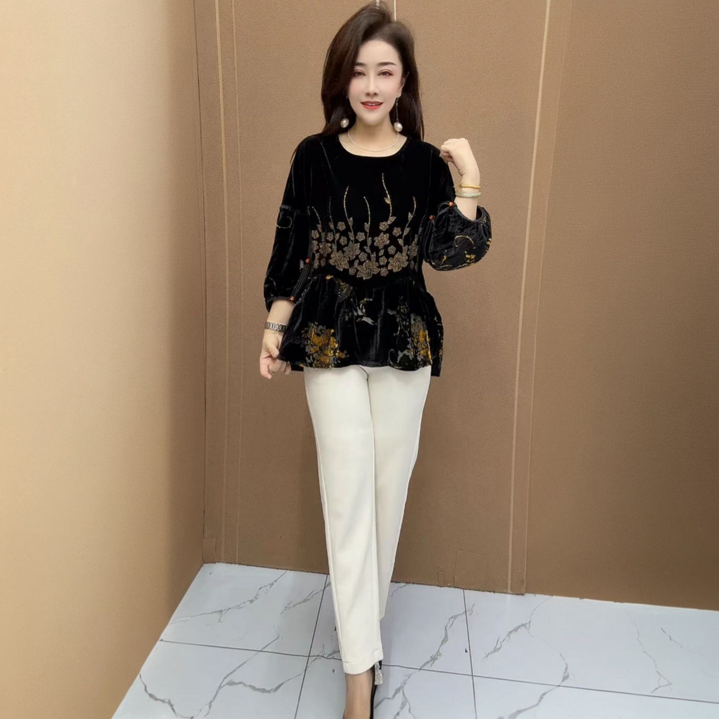 高端气质秋冬新款时尚烫钻收腰显瘦丝绒小衫中年妈妈轻奢洋气上衣