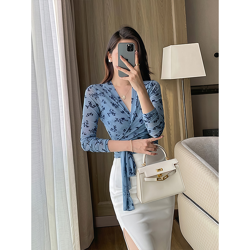 性感辣妹网纱印花交叉绑带V领衬衫女装秋季新款收腰显瘦气质上衣