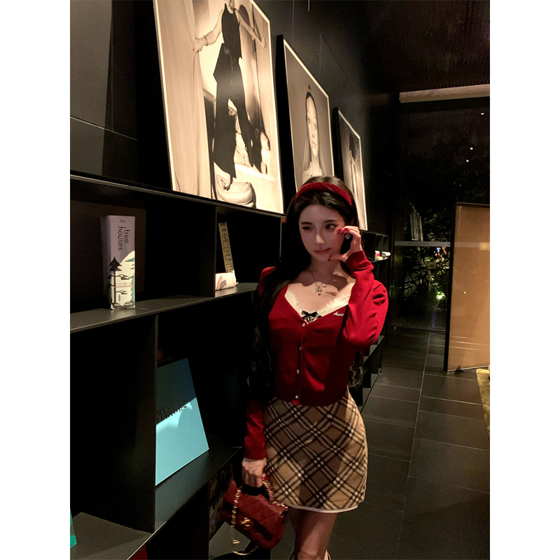 2025秋季新款千金风蝴蝶结红色毛衣开衫女配高腰显瘦格纹半身裙