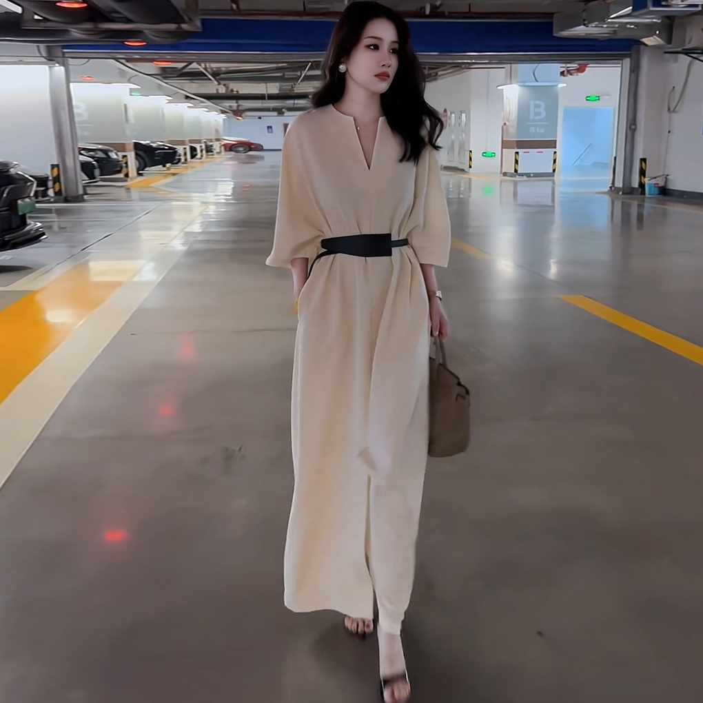 拉夏贝尔时尚V领收腰连衣裙2025秋季新款气质遮肉显瘦开叉A字裙