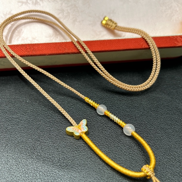手工编织渐变转转结不对称设计款精美吊坠绳竖拉可调节蝴蝶款挂绳