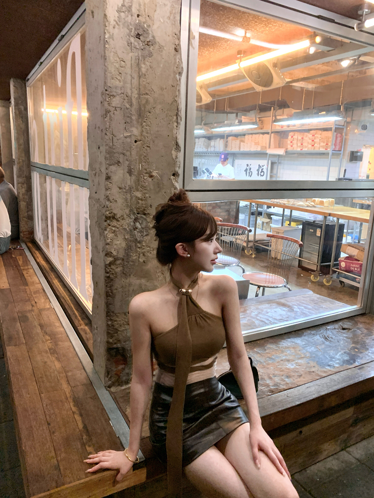 性感辣妹气质挂脖背心上衣女2025秋季新款设计感显瘦半身裙两件套