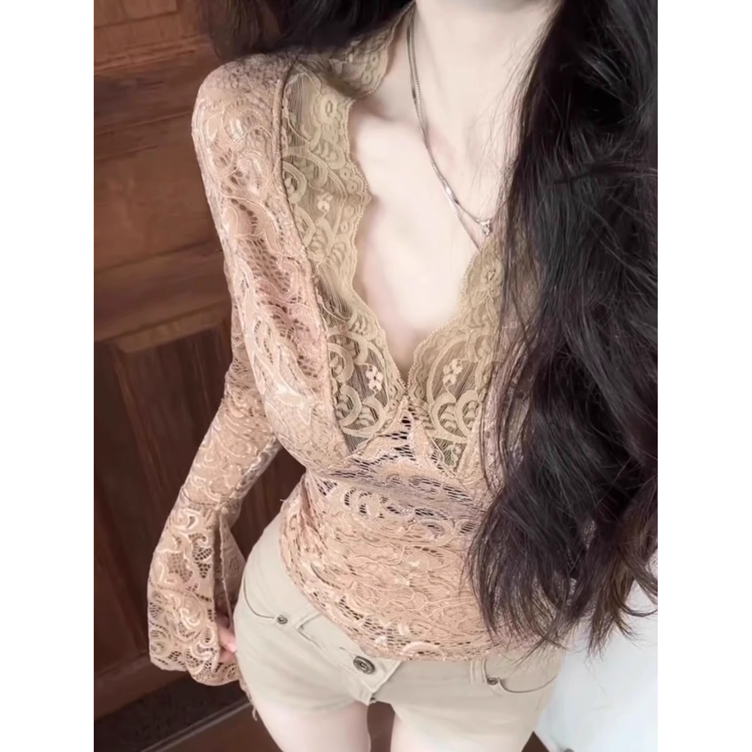 【现货】咖色复古小心机深v领喇叭长袖t恤女春季修身蕾丝拼接上衣