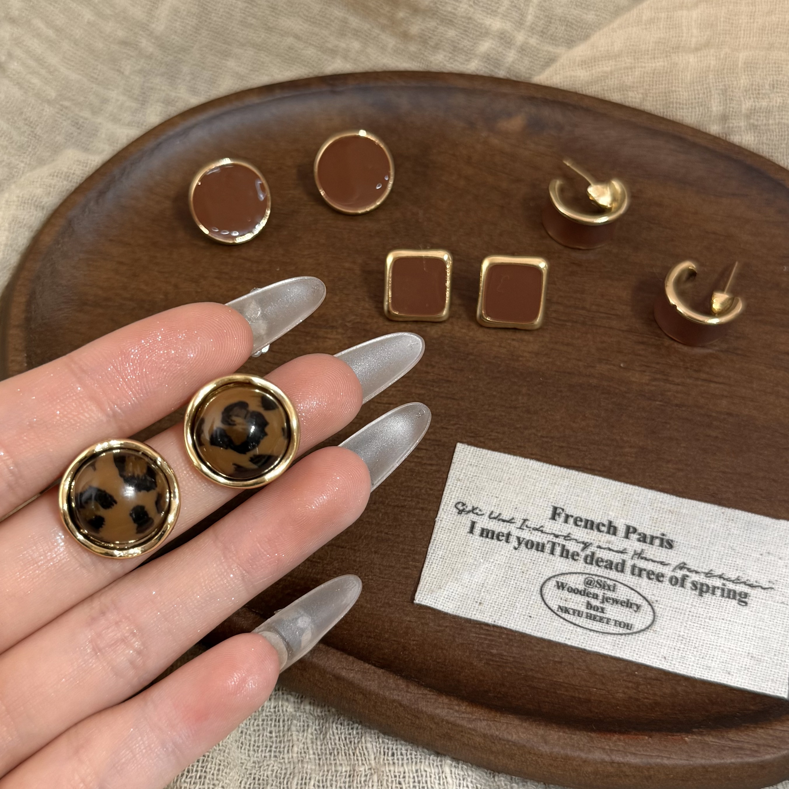 铜合金耳饰 气质复古轻奢女小巧耳钉精致滴釉豹纹耳钉卡其色耳饰