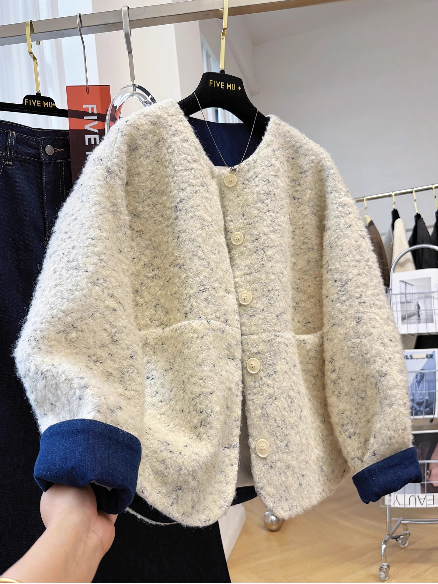 2025秋季冬新品极简百搭牛仔蓝底色白色女装上衣羔毛羊羔绒外套