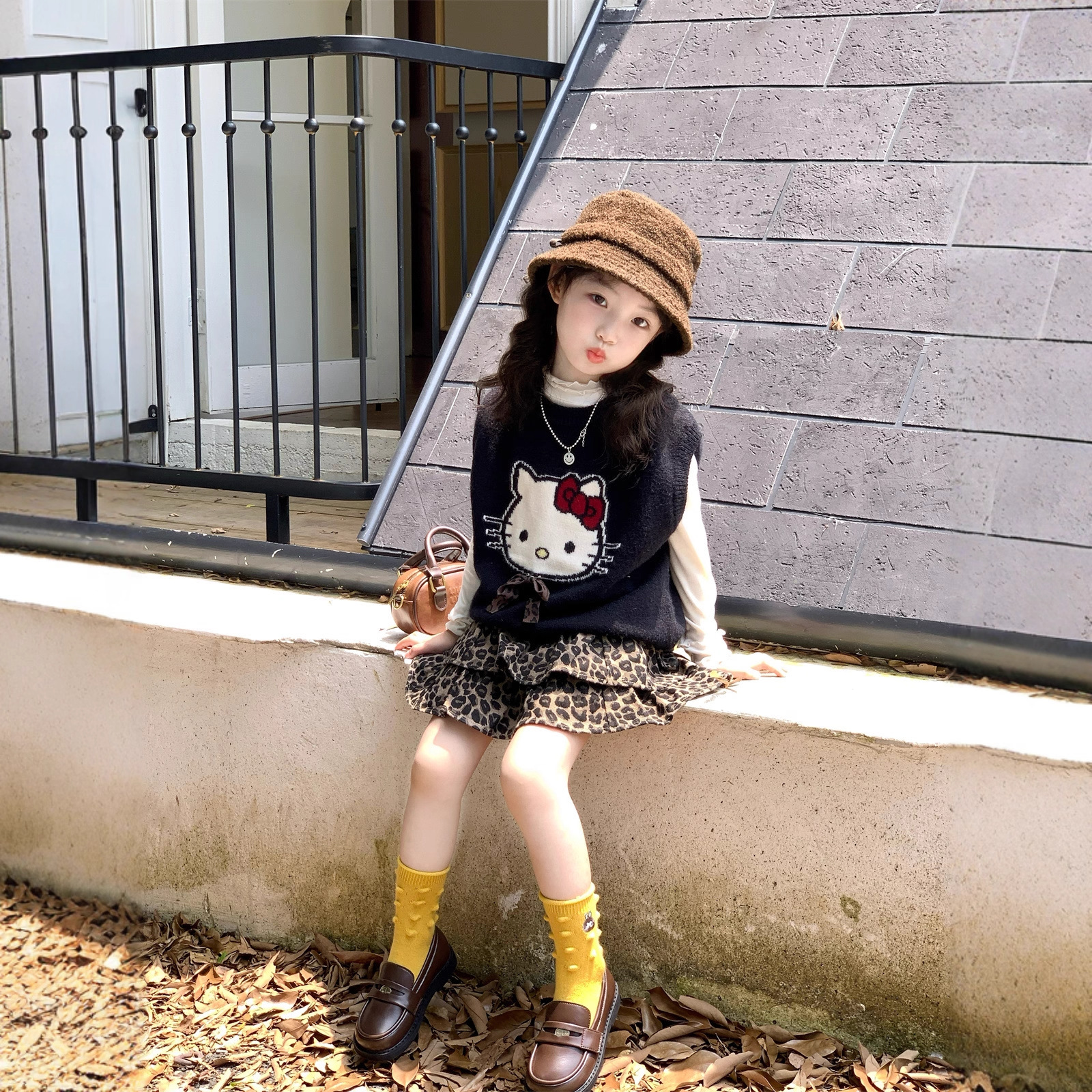 小思家女童2025秋季卡通毛线背心+木耳边打底衫+豹纹蛋糕裙三件套