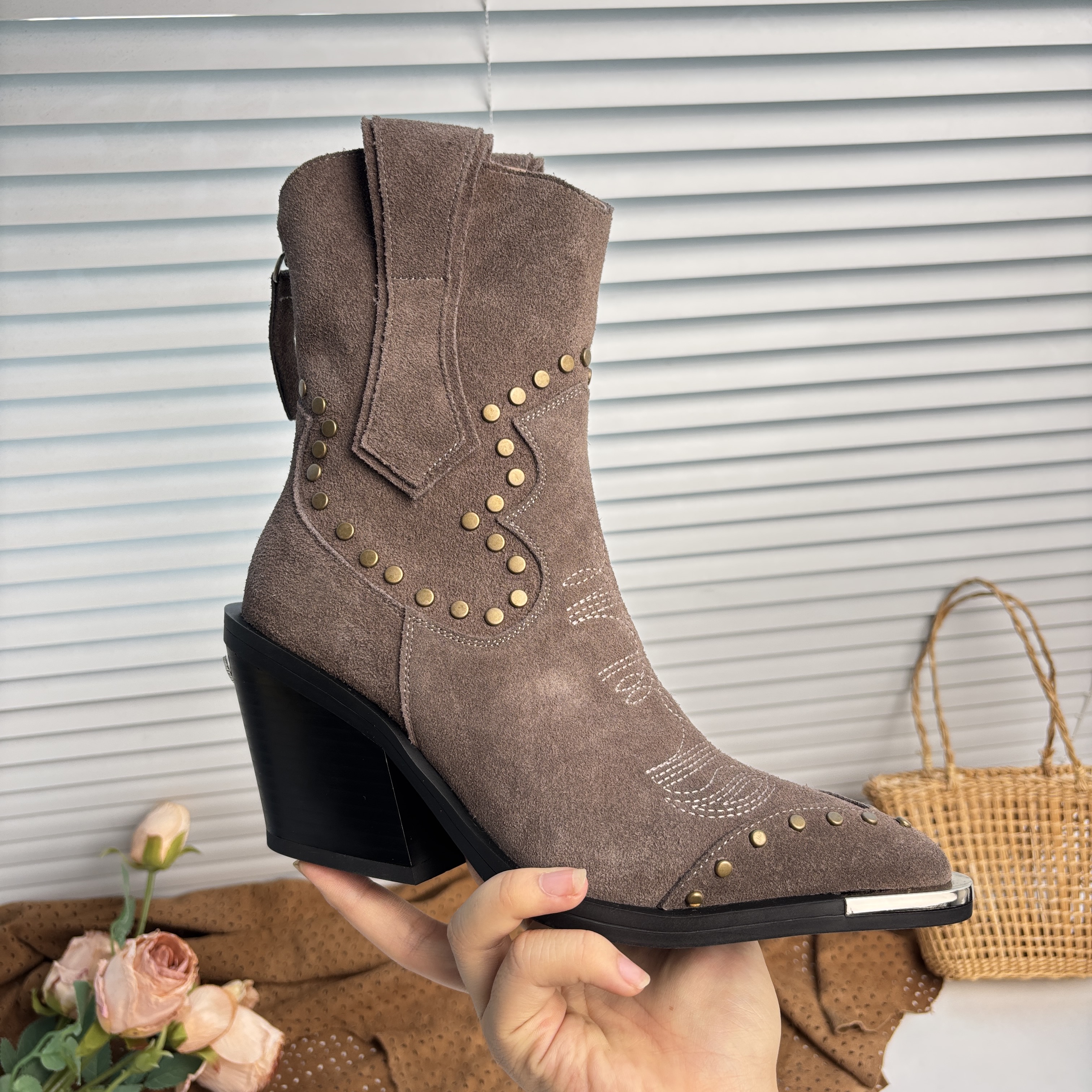 高跟短靴女真皮刺绣民族风复古磨砂高跟铆钉后拉链西部靴QD688