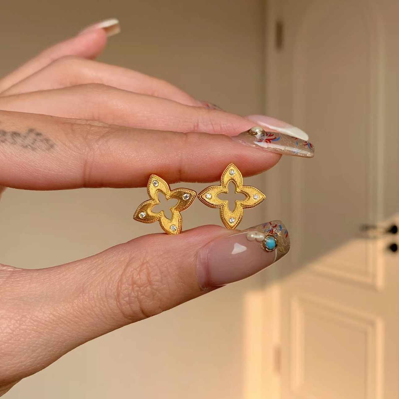 金色镂空四叶草耳钉女新款爆款小众耳环高级感气质百搭