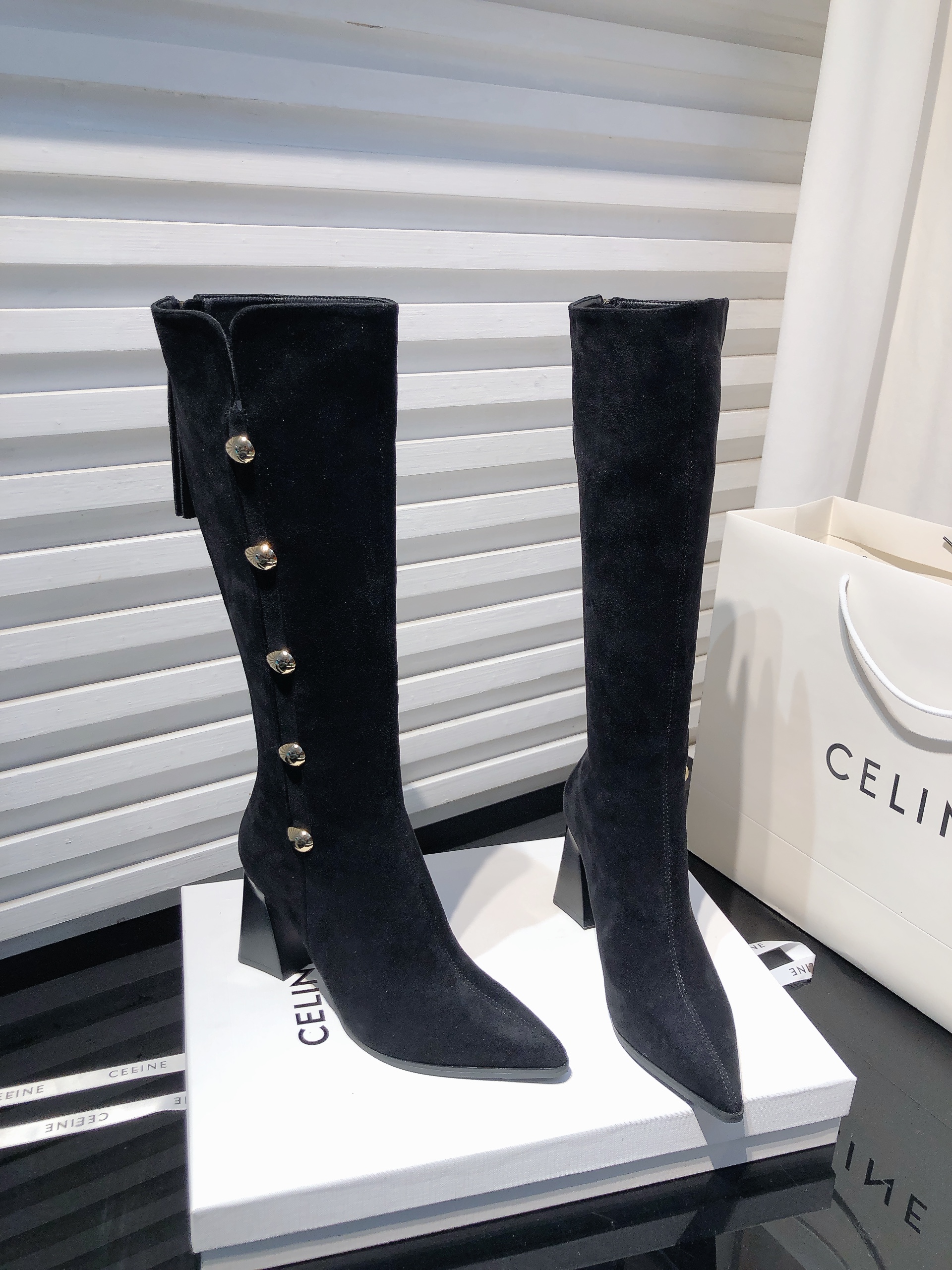 法式尖头粗跟长靴女2025冬新款时尚铆钉绒面高跟瘦瘦靴高筒骑士靴