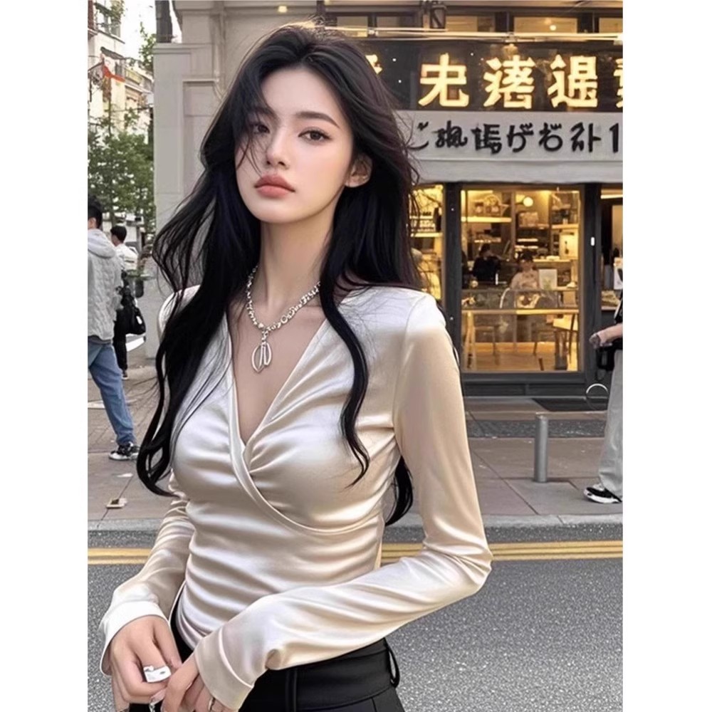 芯娇晴独特银色缎面v领长袖修身打底衫女早春设计感收腰短款上衣