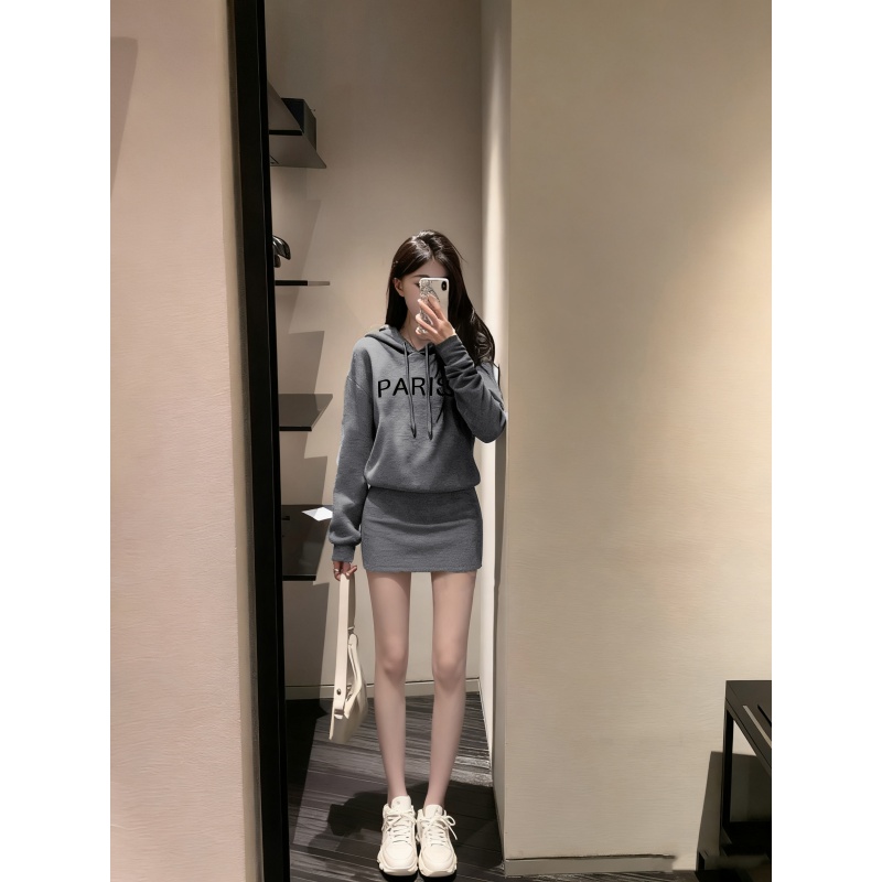 2025新款初秋一整套入秋穿搭小香风套装减龄宽松连帽毛衣两件套裙