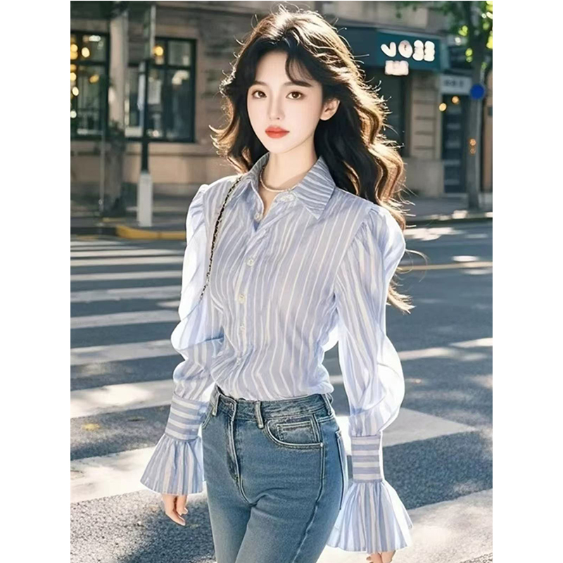 蓝色条纹衬衫2025新款时尚冬季今年流行高级感气质时尚喇叭袖上衣