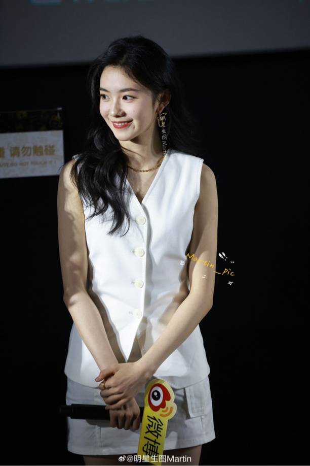 刘浩存明星同款时尚减龄背心马甲修身上衣休闲百搭半身裙女夏套装