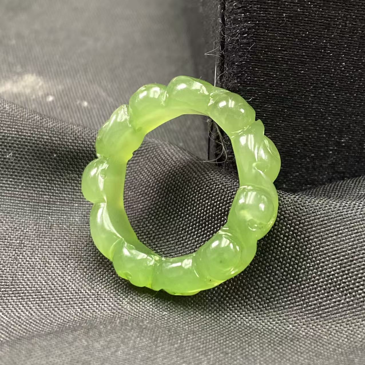 【迈越珠宝】天然和田玉碧玉苹果绿色如意雕刻指环跑环17+圈口戒圈