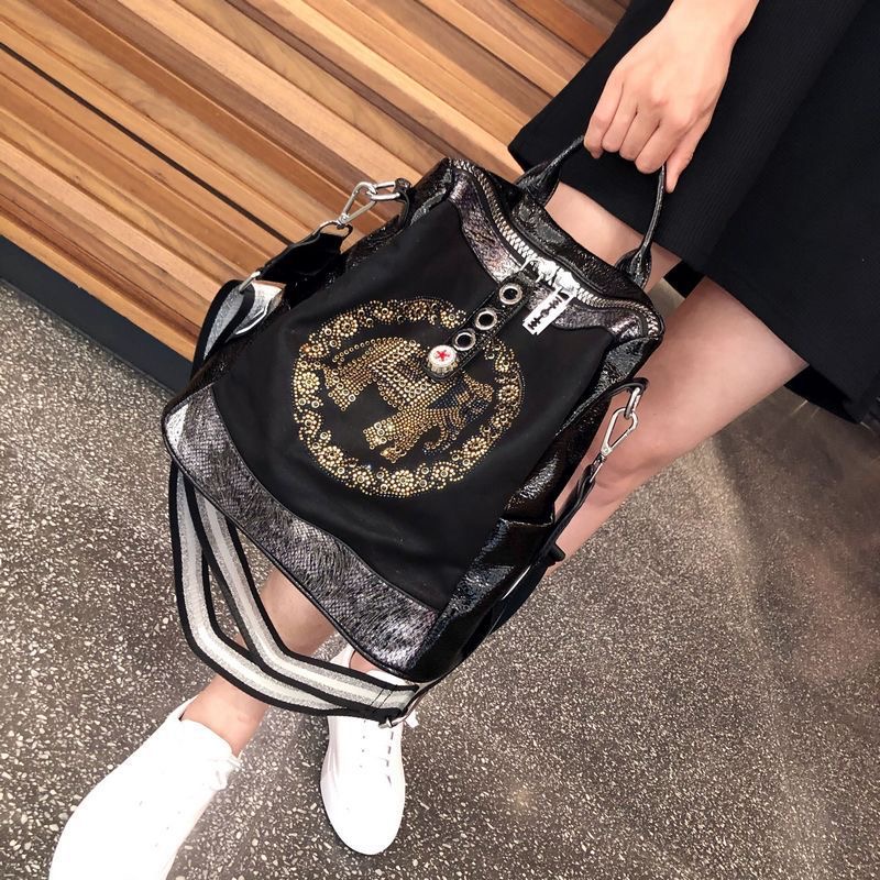 新款2025时尚大容量烫钻真皮双肩包女包个性两用软皮背包旅行包潮