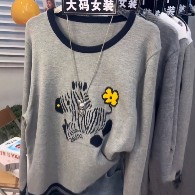 大码设计感刺绣灰色圆领毛衣2025秋季胖mm宽松显瘦针织打底衫上衣