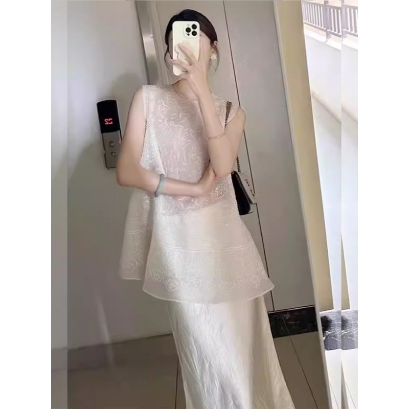 2025夏季高端精致气质时髦女神范高级感温柔风白色无袖连衣裙套装