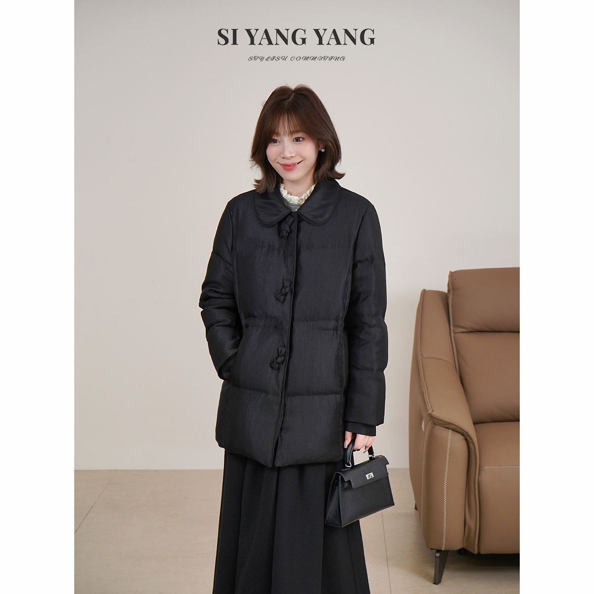 斯洋洋SIYANG冬季翻领保暖通勤气质黑色中长款羽绒服YR511A046SYY