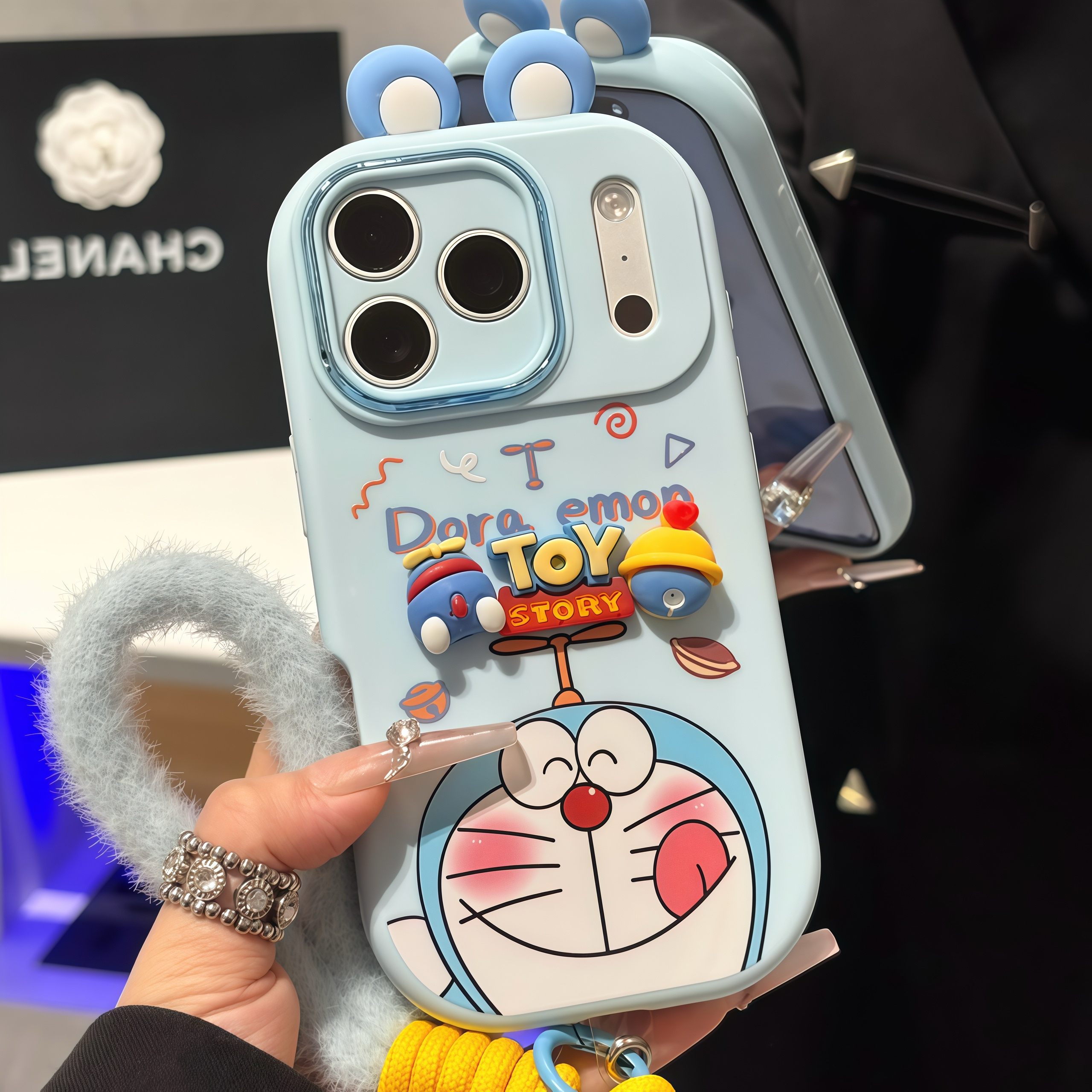 叮当猫公仔挂绳适用苹果16/17手机壳iPhone15小米14vivoppo华为女