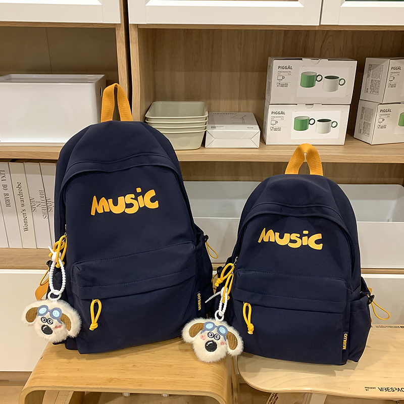 新款日系简约男孩书包纯色字母时尚百搭双肩包外出旅行轻便背包