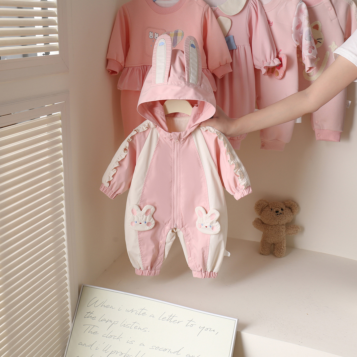 婴儿连体冲锋衣春秋款卡通可爱小兔子女宝宝连帽外出服新生儿衣服