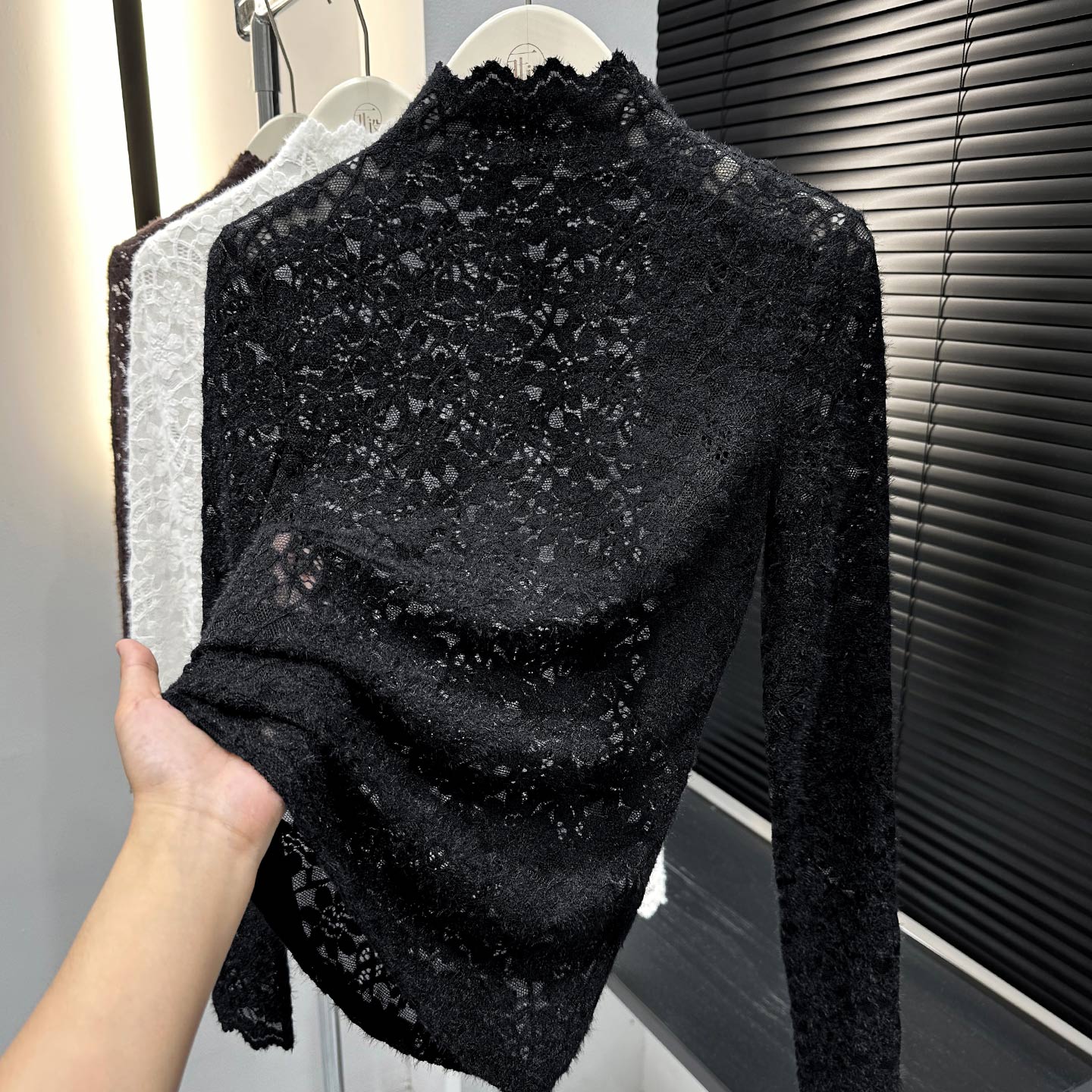 黑色镂空磨毛蕾丝衫女秋冬新款简约半高领长袖上衣时髦修身打底衫