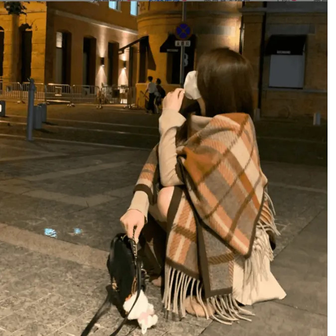 女秋冬格纹撞色显瘦披肩黑白外搭时尚格子女式披肩加厚两用围巾