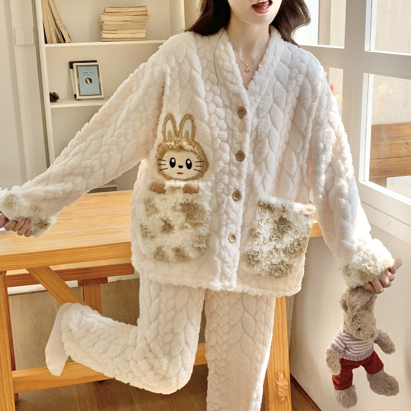 珊瑚绒月子服秋冬季产后哺乳装加绒加厚款孕妇睡衣大码产妇可外穿