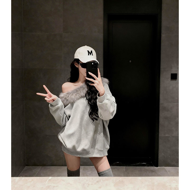 2025年秋冬新款chic网红同款下体失踪上衣女一字肩毛毛领卫衣女