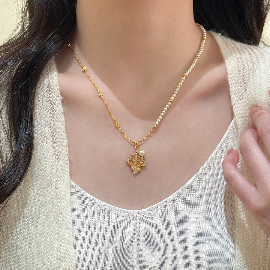 铜合金项链 秋冬闪锆枫叶珍珠抽拉项链女轻奢小众气质长款毛衣链