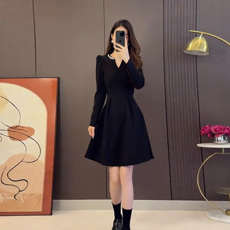 大码春秋轻熟简约风连衣裙女胖mm收腰显瘦气质烫钻拼接赫本小黑裙