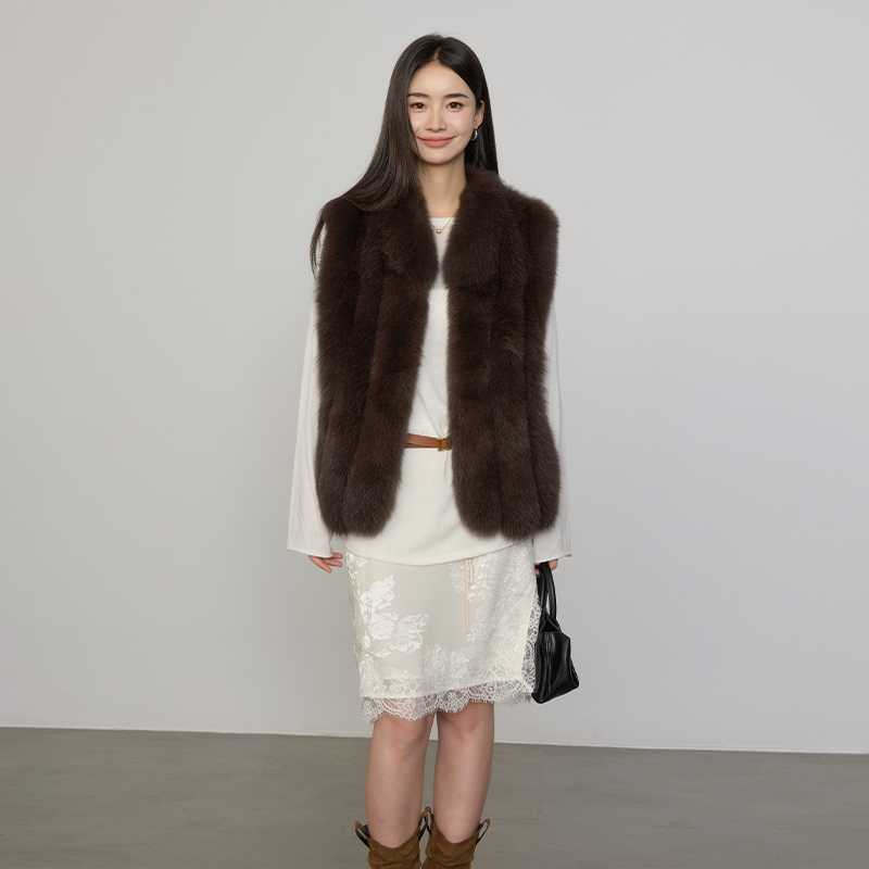 生巧布朗 芬兰Sagafurs进口整皮狐狸毛皮草马甲年轻外套女秋25107