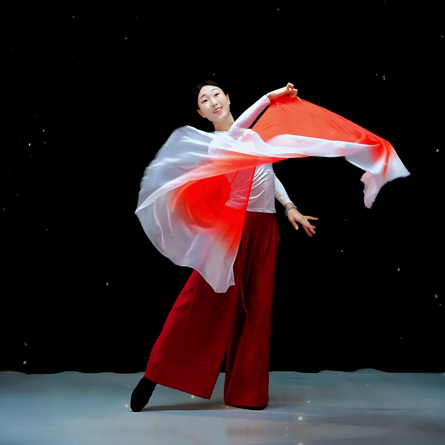 马茉莉老师我的祖国同款舞蹈扇开场舞蹈道具扇鱼骨扇大红渐变白