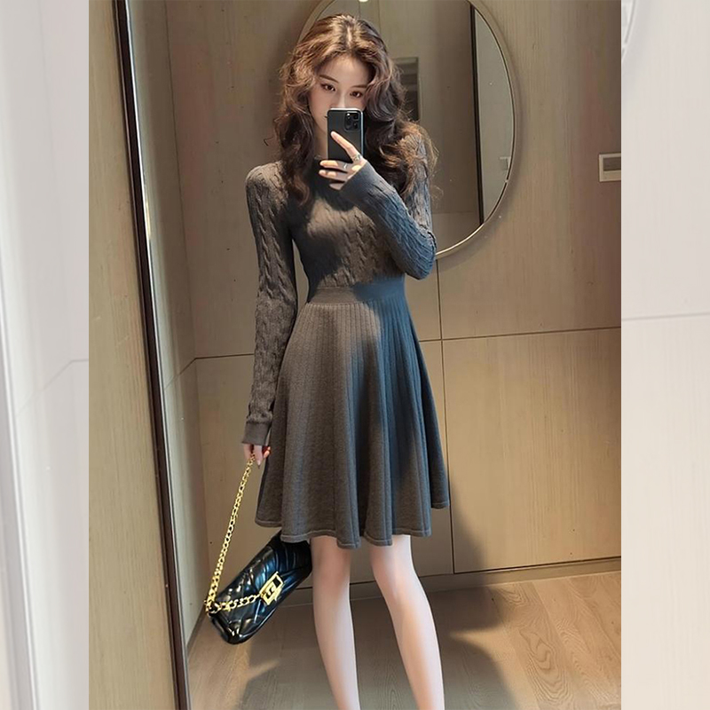 高贵气质灰色v领裙子秋冬款配大衣打底针织连衣裙女生韩系ins衣服