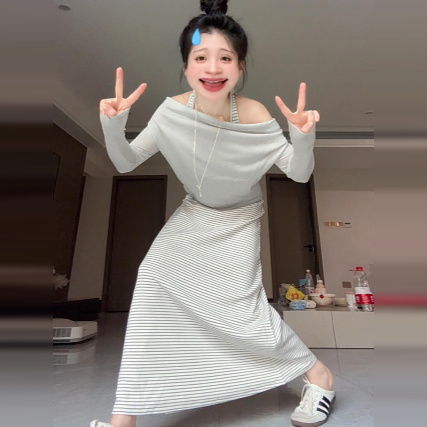2025新款法式灰色条纹挂脖吊带连衣裙子女早秋季气质包臀长裙套装