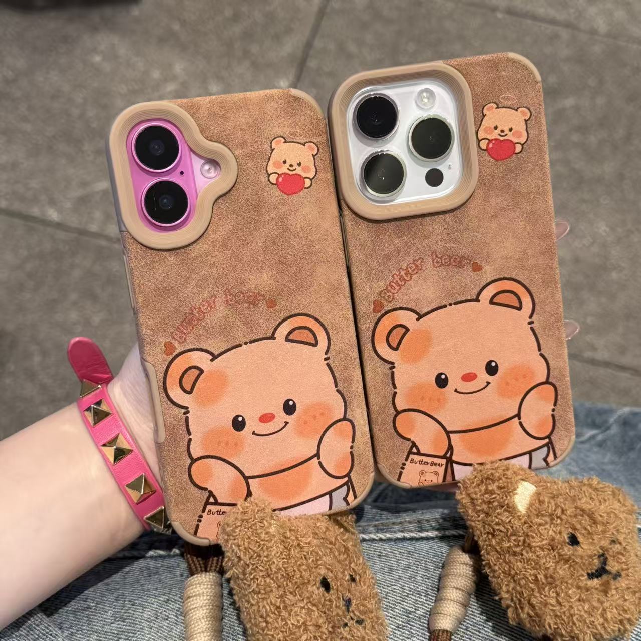 奥菲顿黄油小熊公仔挂绳适用苹果17翻毛皮手机壳华为vivo小米oppo