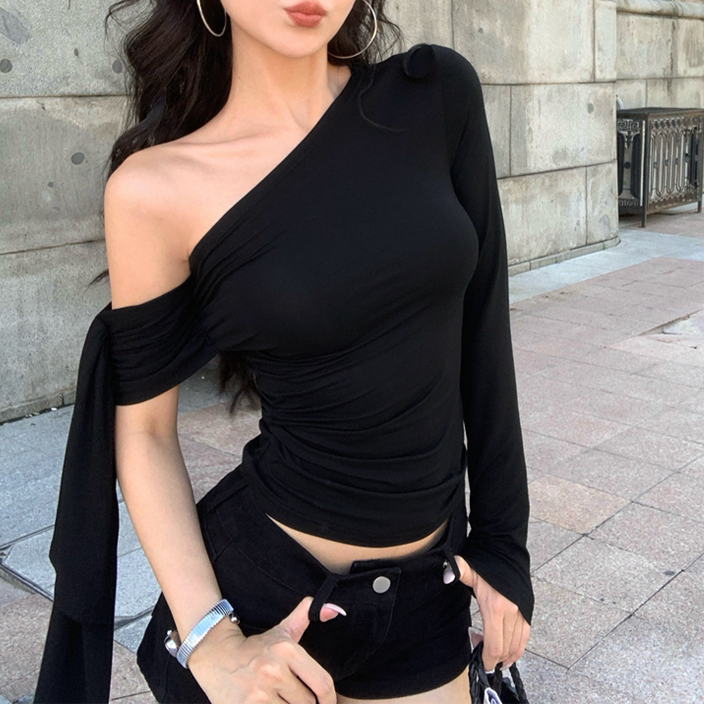 辣妹风斜肩飘带长袖T恤女早秋款小众设计感修身收腰露肩打底上衣