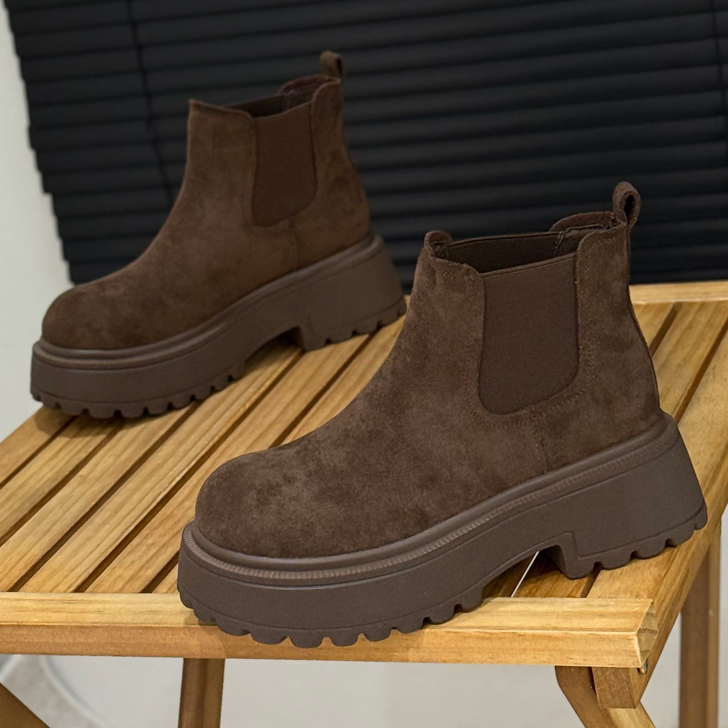 英伦风粗跟绒面马丁靴女2025秋冬新款烟筒靴时尚休闲机车靴短靴子