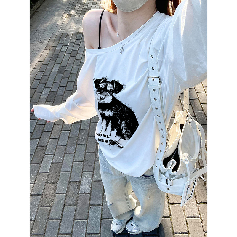 韩系白色小狗印花斜领长袖t恤女早秋新款宽松独特漂亮斜肩上衣潮