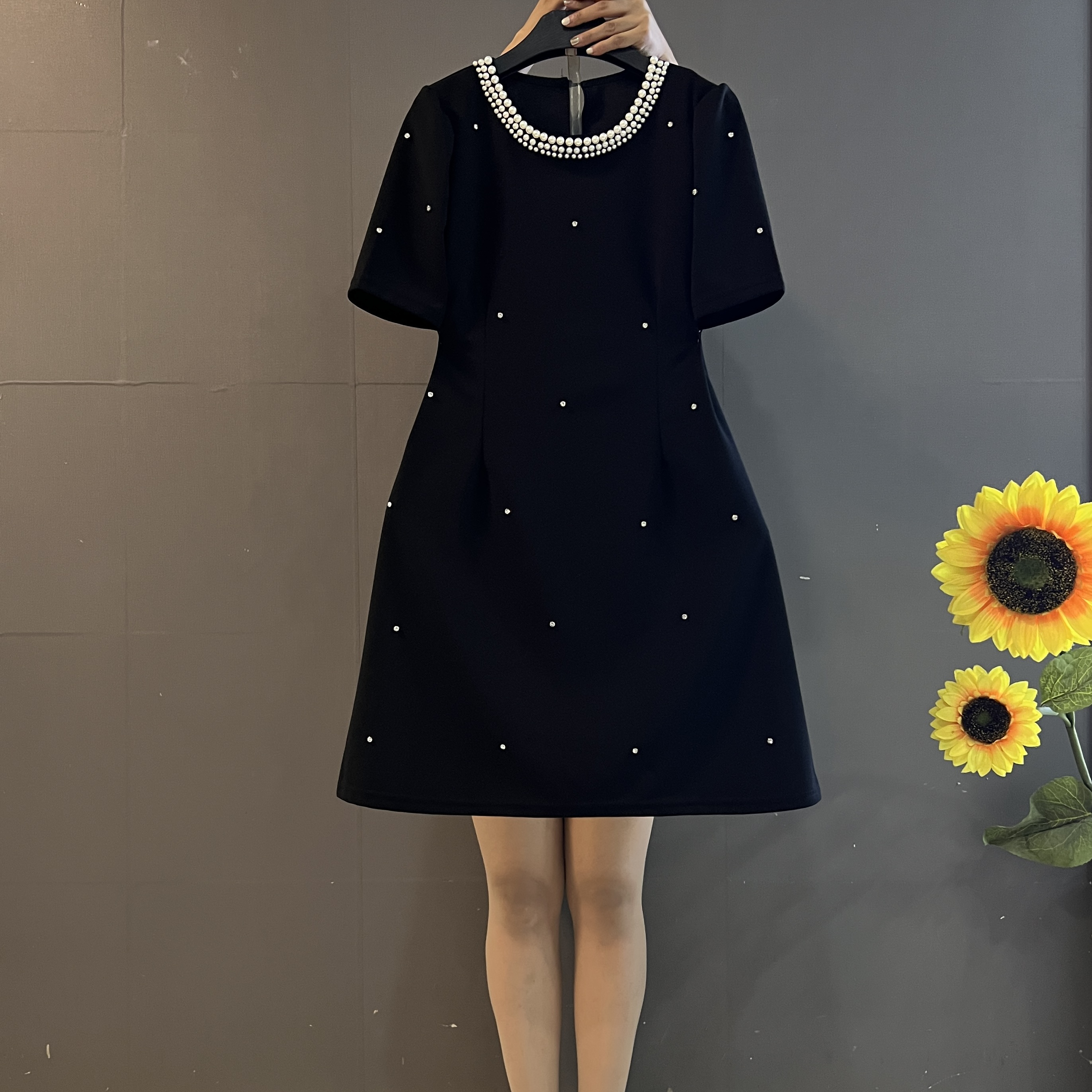 新款时尚气质圆领重工钉珠设计洋气显瘦小黑裙10136